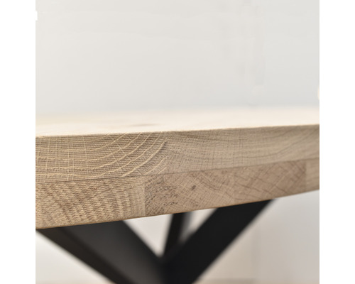 Vue détaillée d''un plateau de table en chêne avec piètement en métal