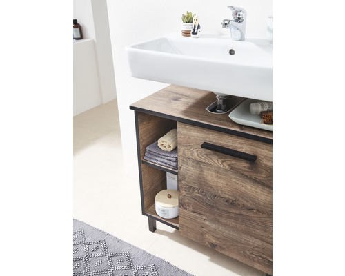 Waschbeckenunterschrank mit offenem Regal und Handtüchern im Badezimmer