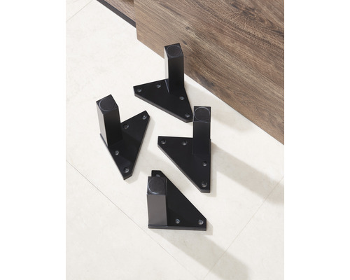 Vier schwarze Möbelfüße aus Metall auf hellem Untergrund