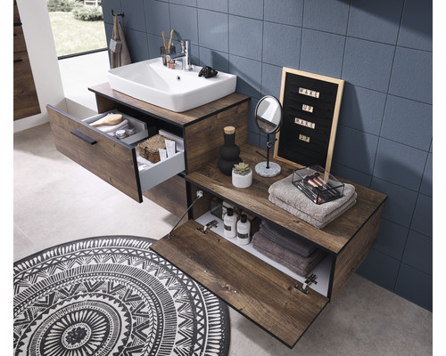 Salle de bains avec lavabo, meuble sous-vasque avec tiroir et compartiment ouvert