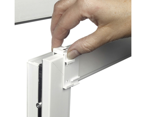 Cadre de fenêtre avec support de protection visuelle fixé