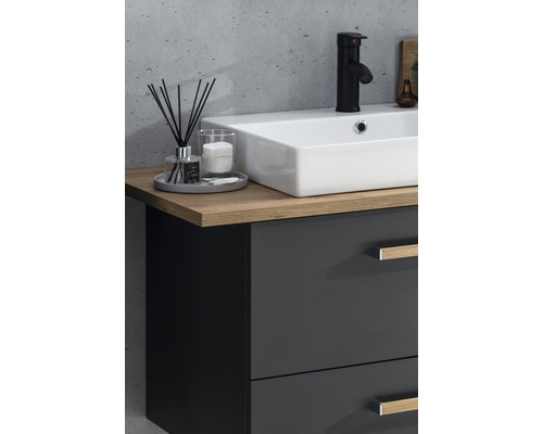 Waschtischunterschrank mit Waschbecken, Armatur und Zubehör auf einer Holzplatte