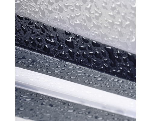 Nahaufnahme von Doppelstegplatten mit Wassertropfen