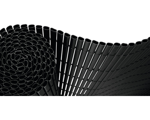 Canisse Konsta en PVC de forme ovale 3 x 1,8 m anthracite Vue sur un tapis de confidentialité enroulé
