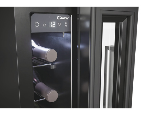 Geöffneter Weinkühlschrank mit Flaschen und Digitalanzeige