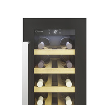 Cave à vin avec étagères en bois et bouteilles