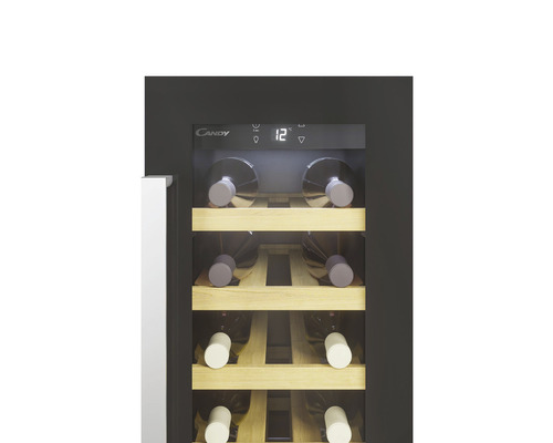 Weinkühlschrank mit Holzregalen und Flaschen