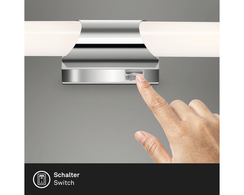 Gros plan d''une main actionnant un interrupteur sur une lampe de miroir