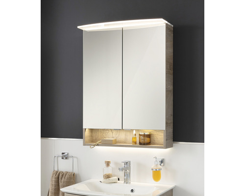 Salle de bain avec armoire de toilette éclairée