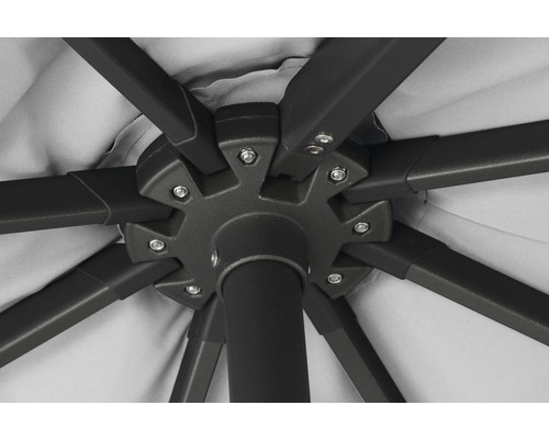 Detailaufnahme der Konstruktion eines Sonnenschirms mit Streben und Verbindungsstück