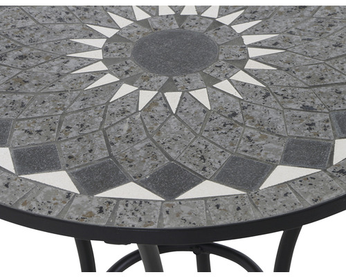 Detailansicht einer Gartentischplatte mit Mosaikmuster