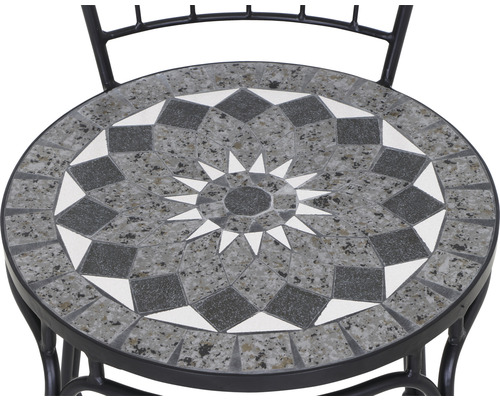 Gros plan d''une chaise avec un motif de mosaïque sur l''assise.