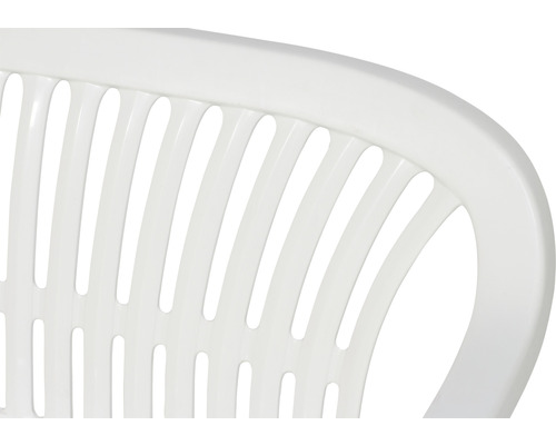 Detailansicht einer weissen Gartenstuhl-Rückenlehne aus Kunststoff mit vertikalen Schlitzen.