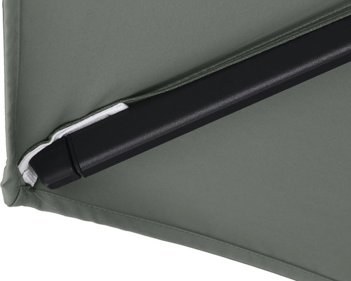 Detailansicht eines Sonnenschirms mit schwarzem Gestell und Stoffbezug