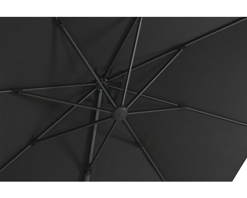 Vue de dessous d''un parasol avec armature métallique et revêtement en tissu