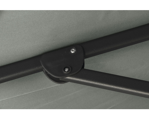 Detailansicht der Streben und des Bezugs eines Sonnenschirms