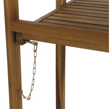 Vue détaillée d''une étagère en bois avec chaîne