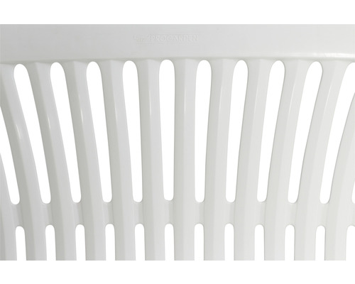 Detailansicht einer weissen, perforierten Kunststoffoberfläche mit ProGarden Logo.