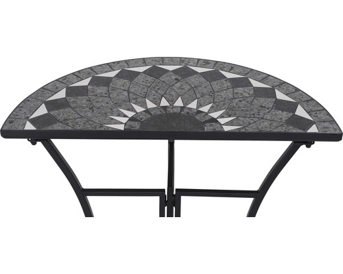 Halbierter Gartentisch mit Mosaikmuster auf der Tischplatte
