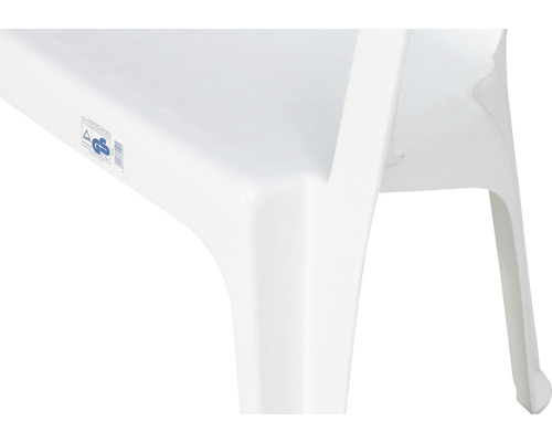 Detailansicht eines weißen Plastikstuhls mit GS Zeichen für geprüfte Sicherheit