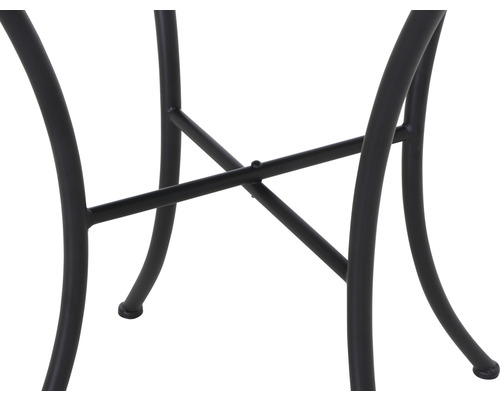 Vue détaillée du cadre métallique d''une table de jardin