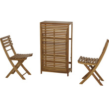 Scène de jardin avec deux chaises pliantes et une armoire de jardin en bois