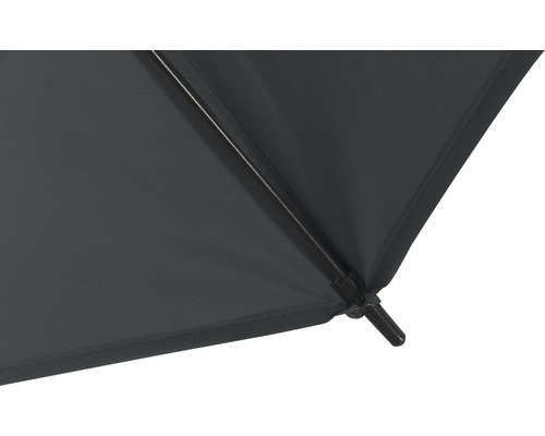 Vue détaillée d''une toile de parasol sombre avec des baleines