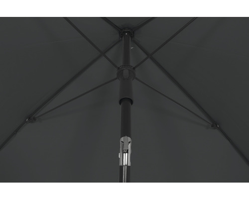 Vue détaillée d''un parasol ouvert, l''accent étant mis sur le mât et les baleines.