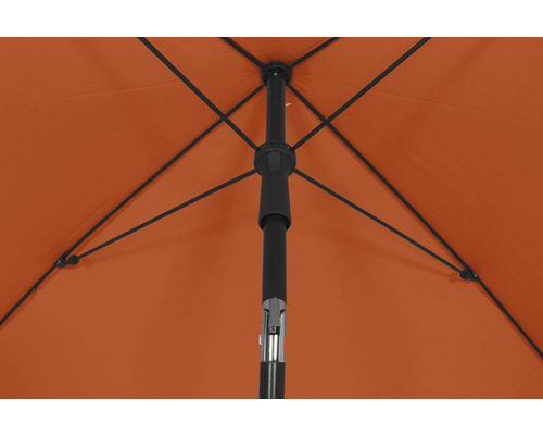 Vue détaillée d''un parasol ouvert, mettant l''accent sur le cadre et le mécanisme