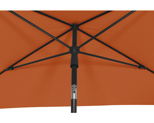 Vue détaillée d''un parasol avec armature et toile