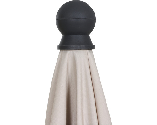 Vue détaillée d''un parasol avec tissu et boule supérieure