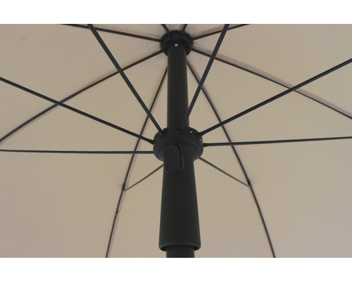 Vue détaillée d''un parasol avec armature noire