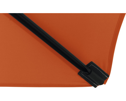 Vue détaillée d''un parasol avec armature et revêtement en tissu