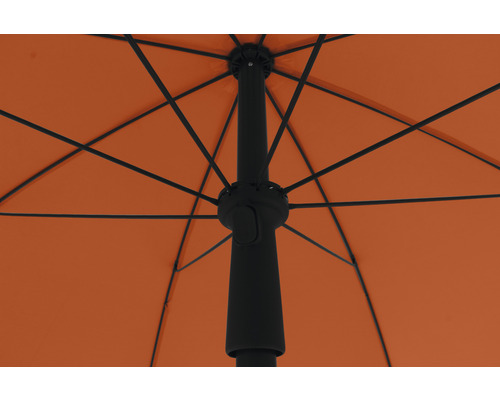 Gros plan d''un parasol de jardin avec mât et baleines