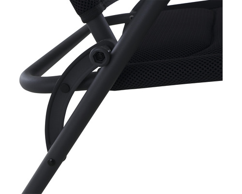 Vue détaillée d''une chaise avec cadre en métal et revêtement en tissu résille