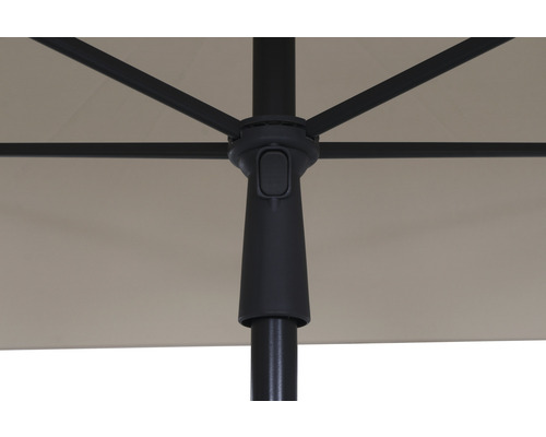 Vue détaillée d''un parasol avec armature et toile