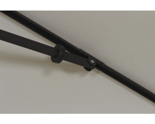 Vue détaillée d''un parasol avec armature métallique et toile de parasol