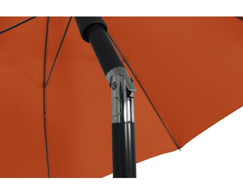 Vue détaillée d''un parasol de jardin avec un mât noir et une toile orange