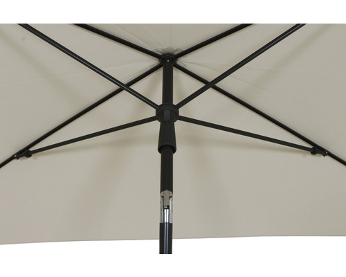 Gros plan d''un parasol avec armature noire et revêtement clair