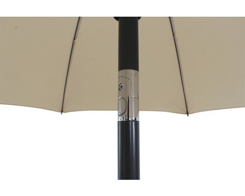 Vue détaillée d''un parasol avec mât et éléments de commande