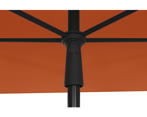 Vue détaillée d''un parasol rectangulaire avec structure noire et toile