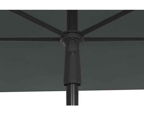 Vue détaillée d''un parasol avec mât et baleines