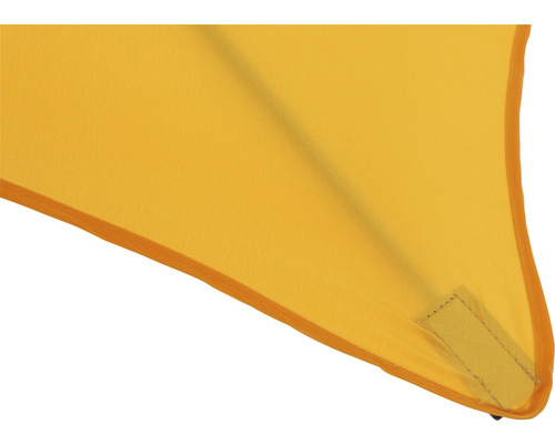 Detailansicht eines Sonnenschirms mit Stoffbespannung und Befestigungslasche