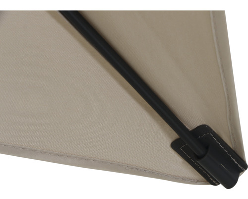 Gros plan d''un parasol avec armature et revêtement en tissu