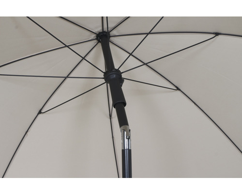 Vue détaillée d''un parasol ouvert avec pied de parasol