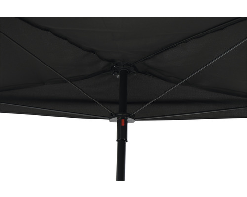 Dessous d''un parasol avec baleines et mât central