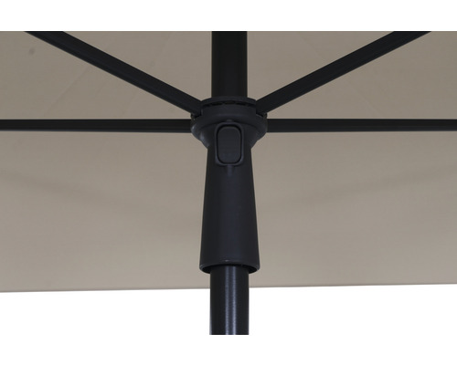 Vue détaillée d''un parasol avec structure noire et toile beige