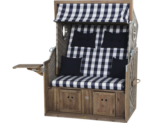 Strandkorb mit blau-weiss kariertem Muster, Holzelementen und Seitentisch