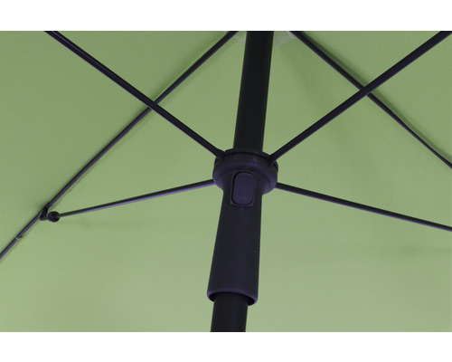 Vue détaillée d''un parasol avec mât et baleines