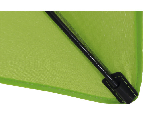 Vue détaillée d''une toile de parasol verte avec une structure noire